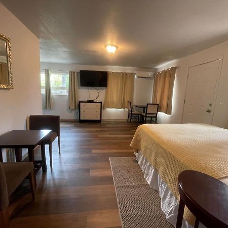 Riverfront Lodging Shady Cove Exteriör bild