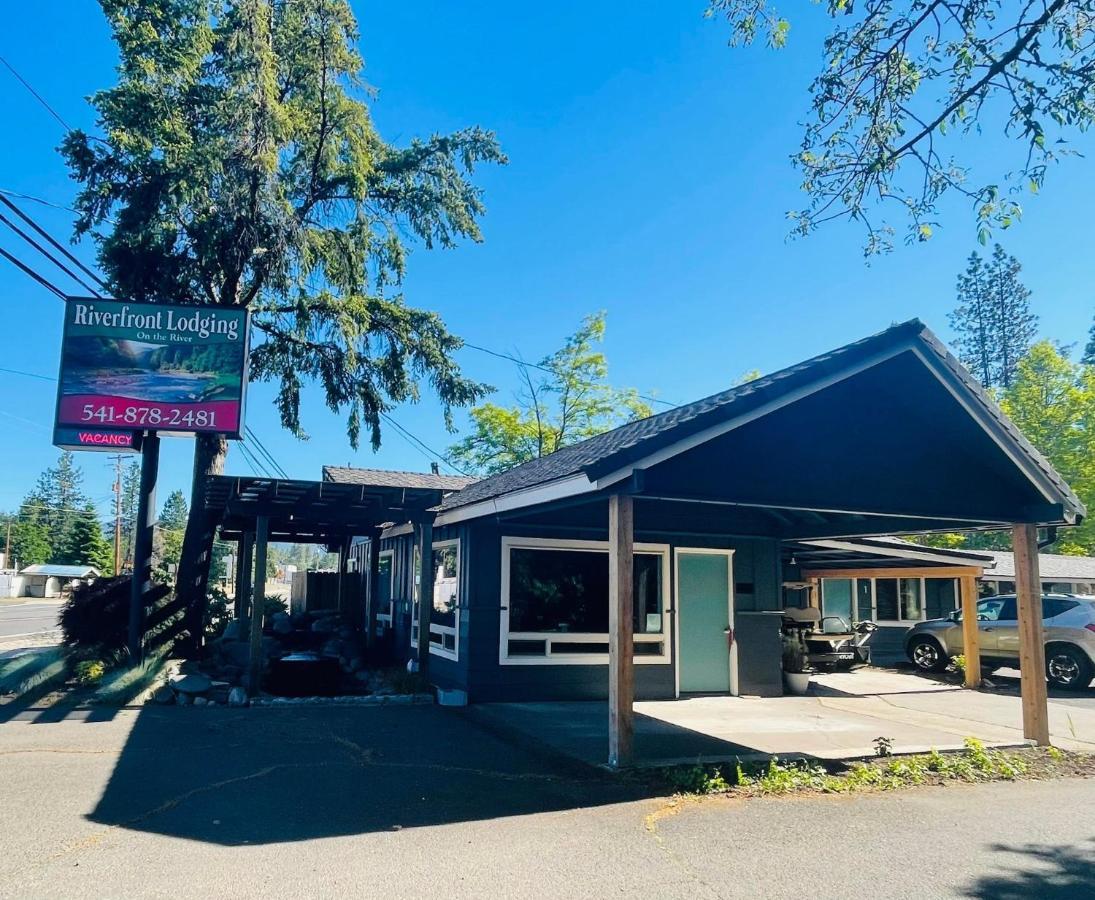 Riverfront Lodging Shady Cove Exteriör bild