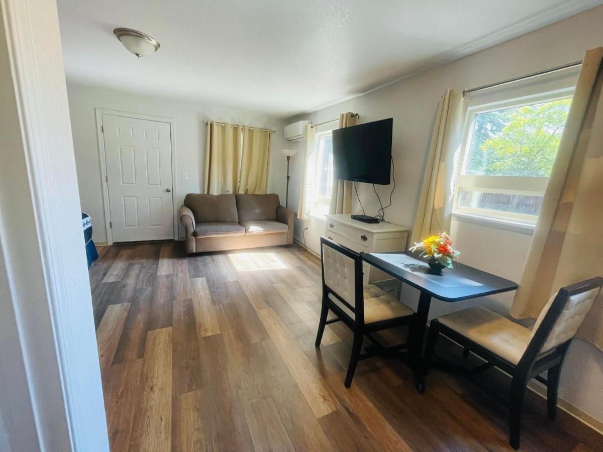 Riverfront Lodging Shady Cove Exteriör bild
