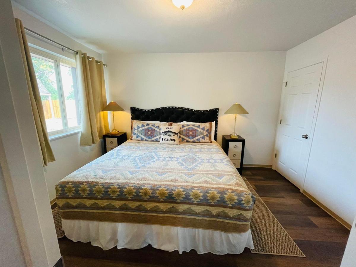 Riverfront Lodging Shady Cove Exteriör bild