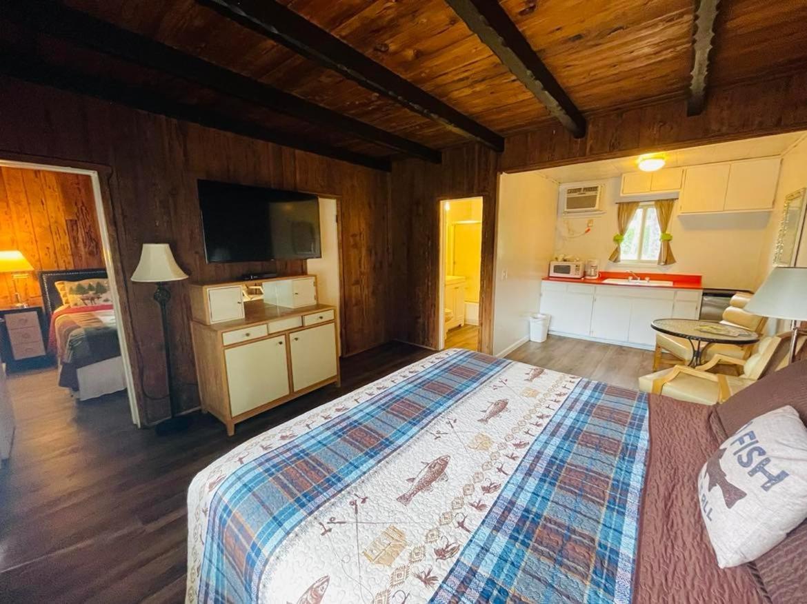 Riverfront Lodging Shady Cove Exteriör bild