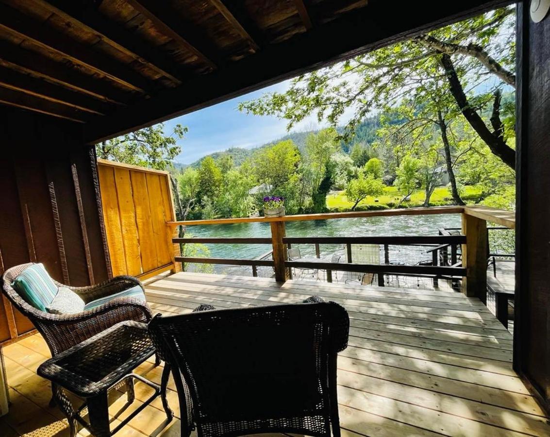 Riverfront Lodging Shady Cove Exteriör bild