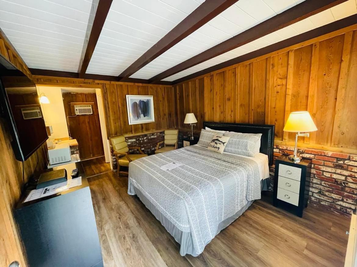 Riverfront Lodging Shady Cove Exteriör bild