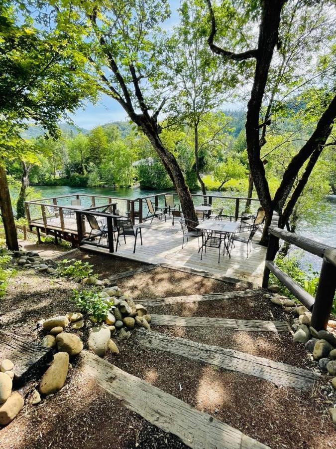 Riverfront Lodging Shady Cove Exteriör bild