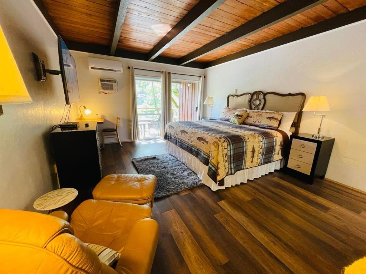 Riverfront Lodging Shady Cove Exteriör bild