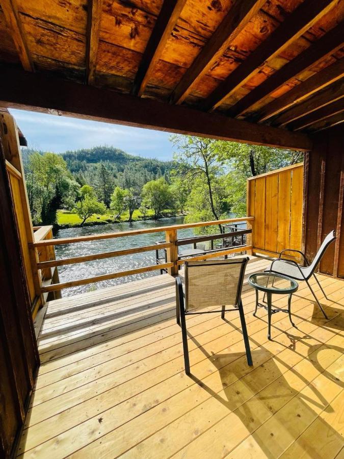 Riverfront Lodging Shady Cove Exteriör bild
