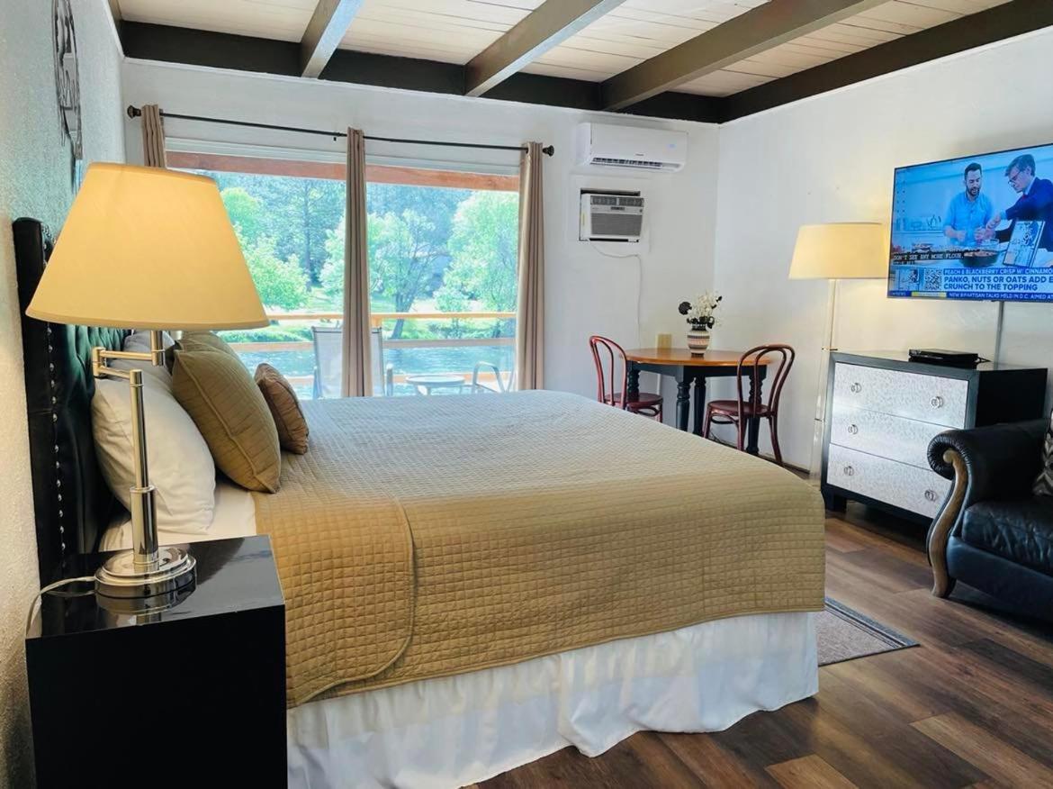 Riverfront Lodging Shady Cove Exteriör bild