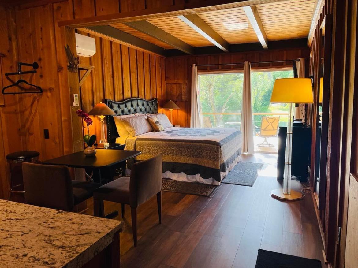 Riverfront Lodging Shady Cove Exteriör bild