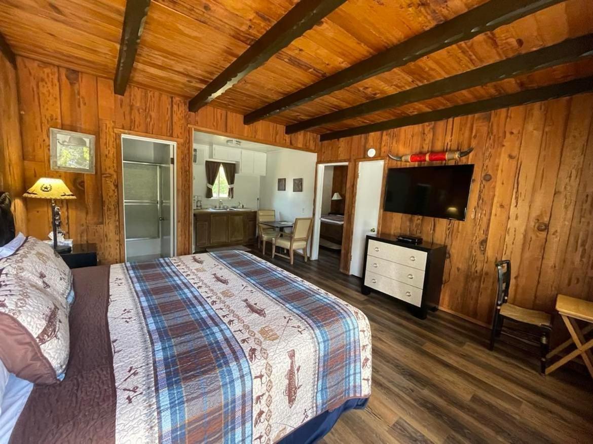 Riverfront Lodging Shady Cove Exteriör bild