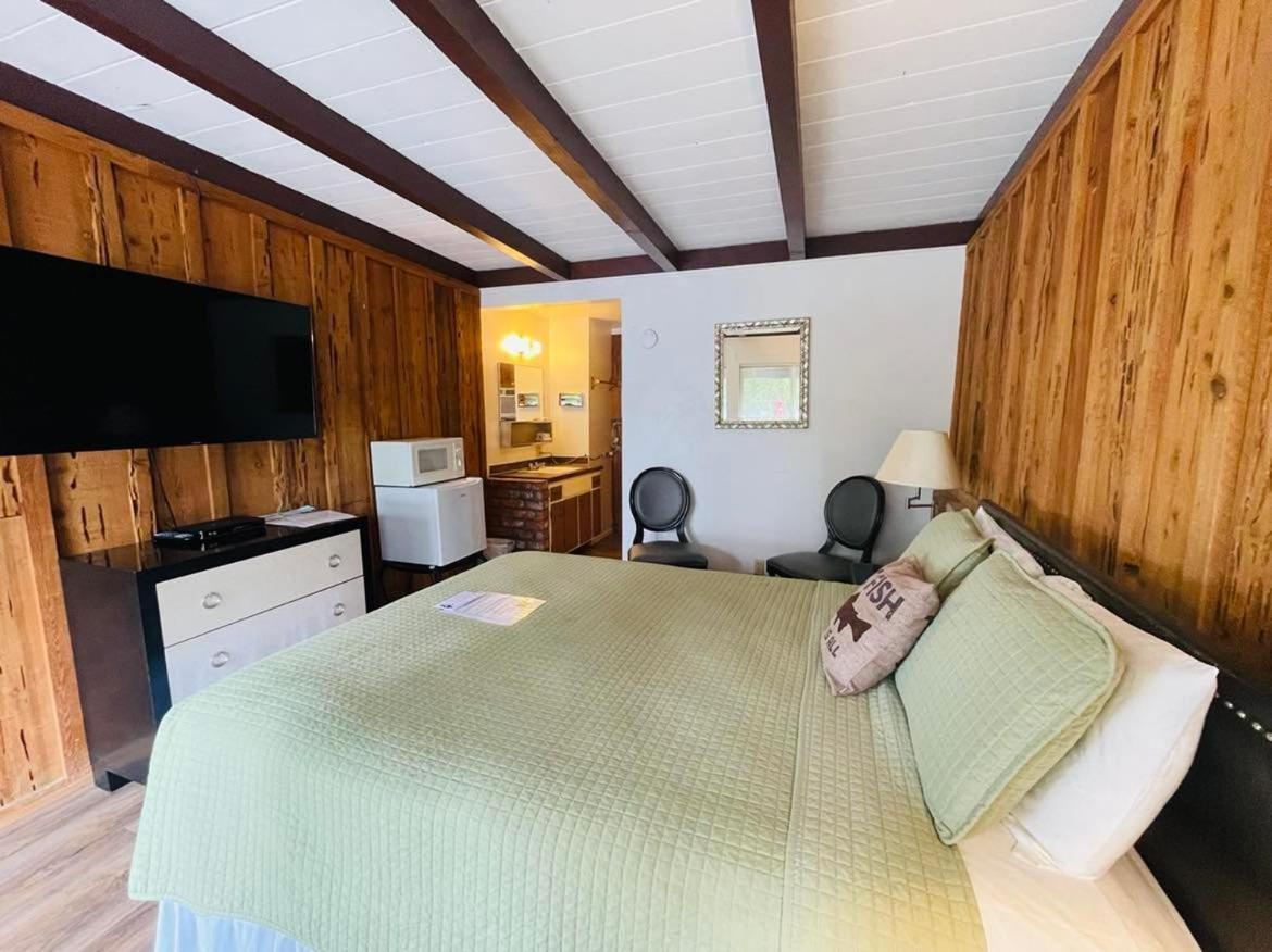 Riverfront Lodging Shady Cove Exteriör bild