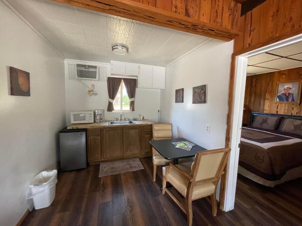 Riverfront Lodging Shady Cove Exteriör bild