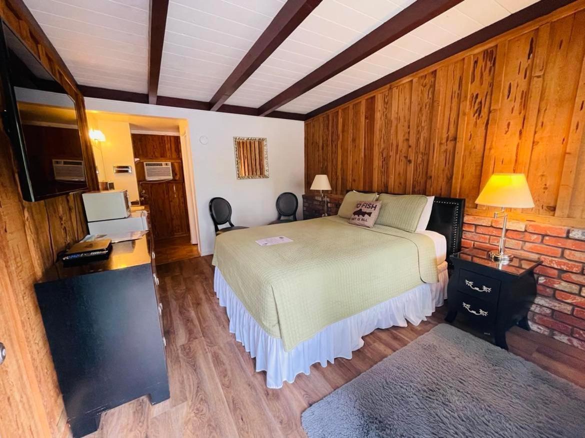 Riverfront Lodging Shady Cove Exteriör bild