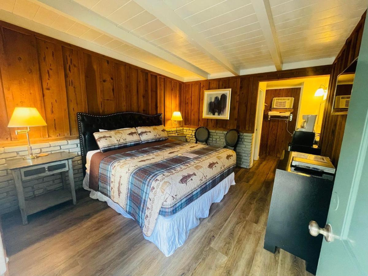 Riverfront Lodging Shady Cove Exteriör bild