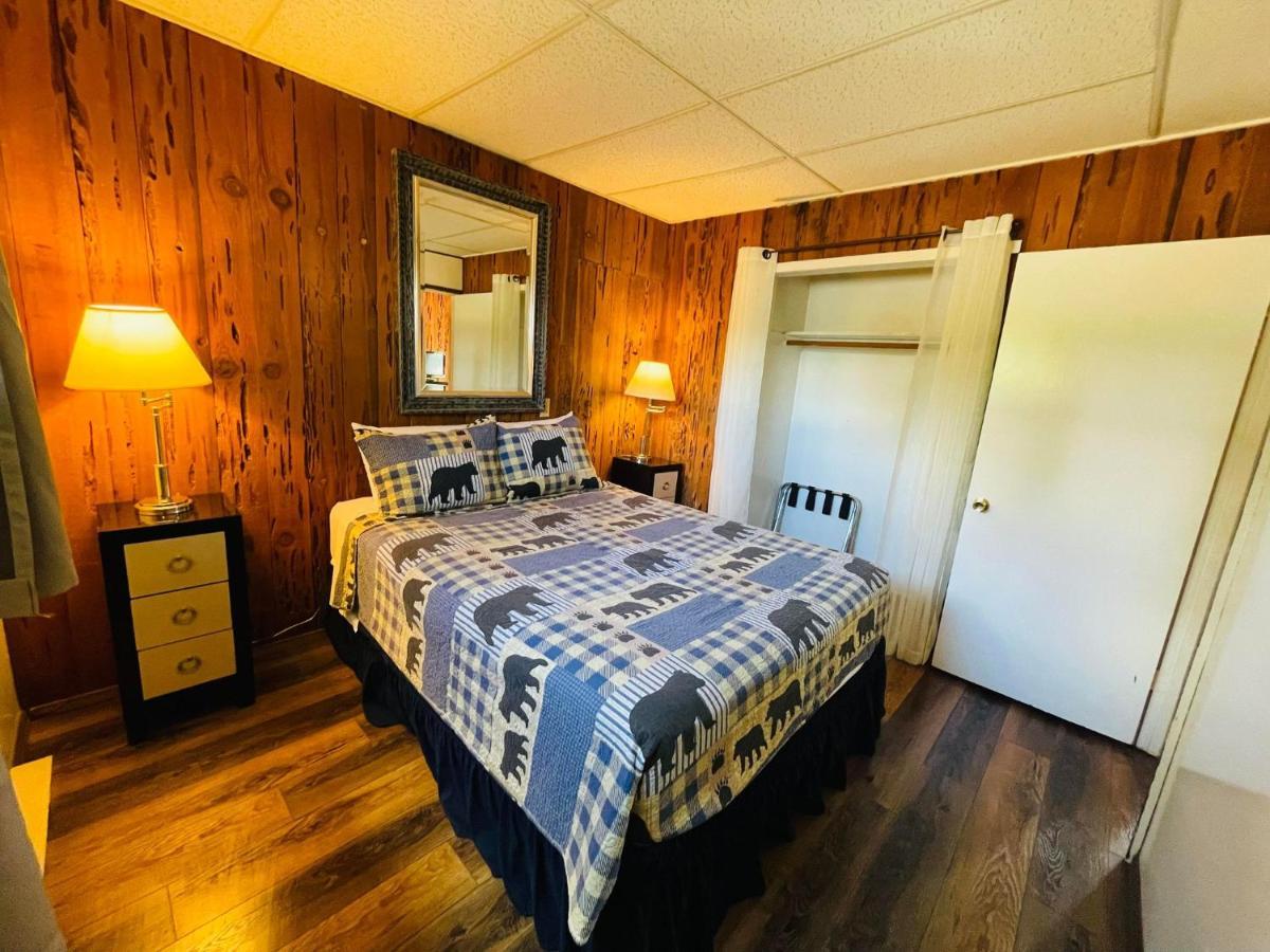 Riverfront Lodging Shady Cove Exteriör bild