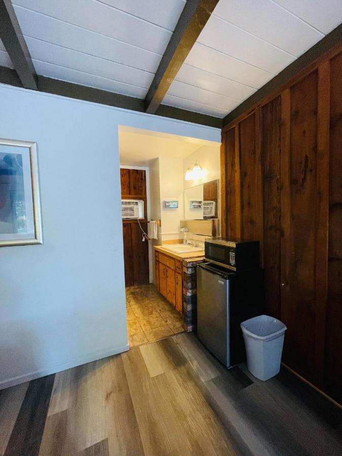 Riverfront Lodging Shady Cove Exteriör bild