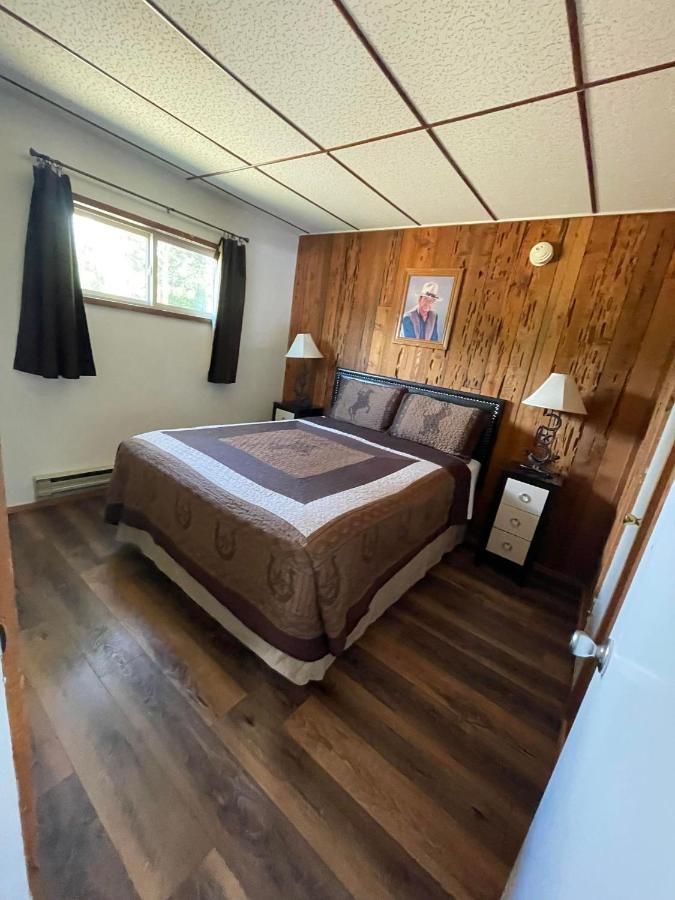 Riverfront Lodging Shady Cove Exteriör bild