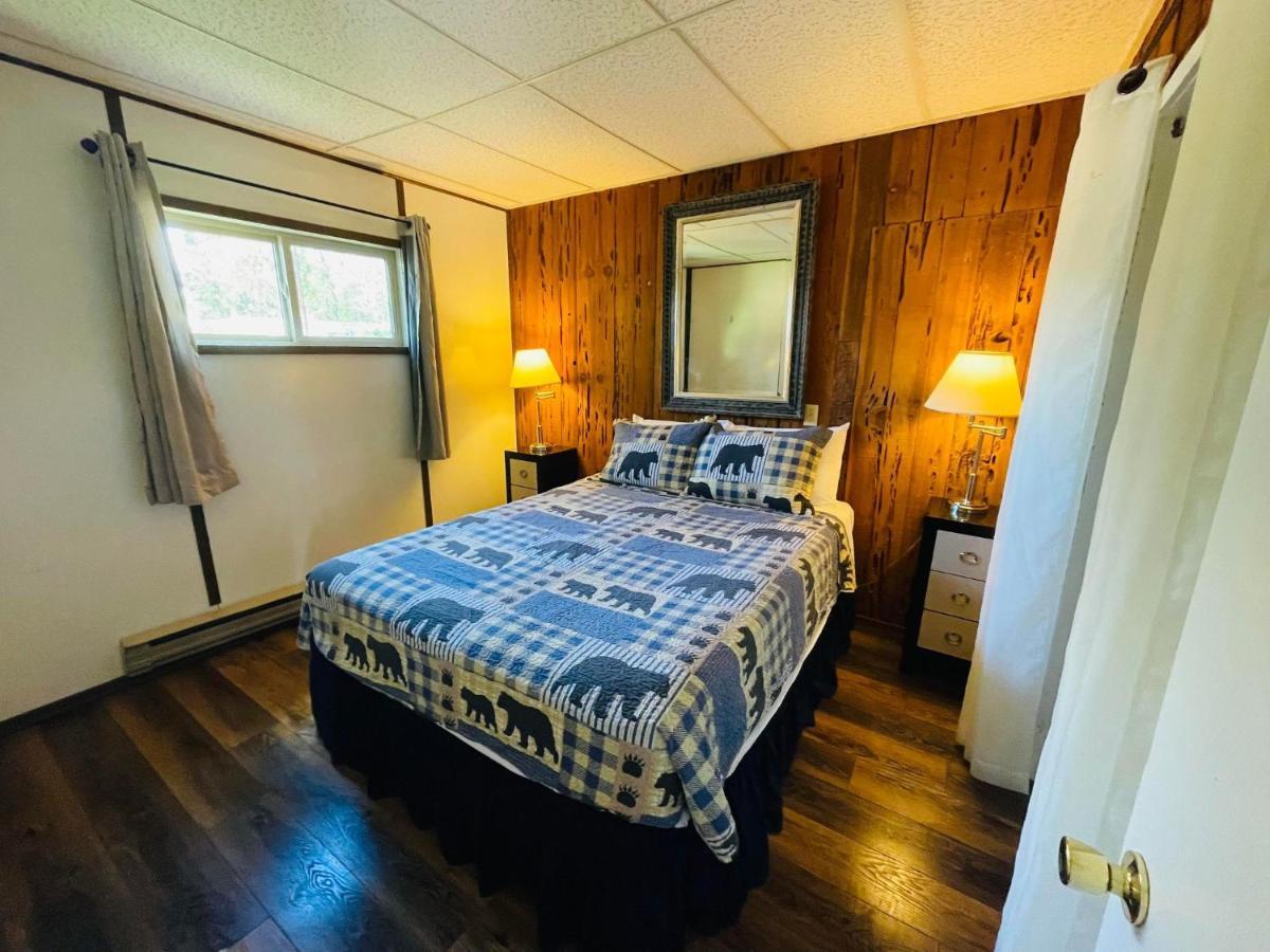 Riverfront Lodging Shady Cove Exteriör bild