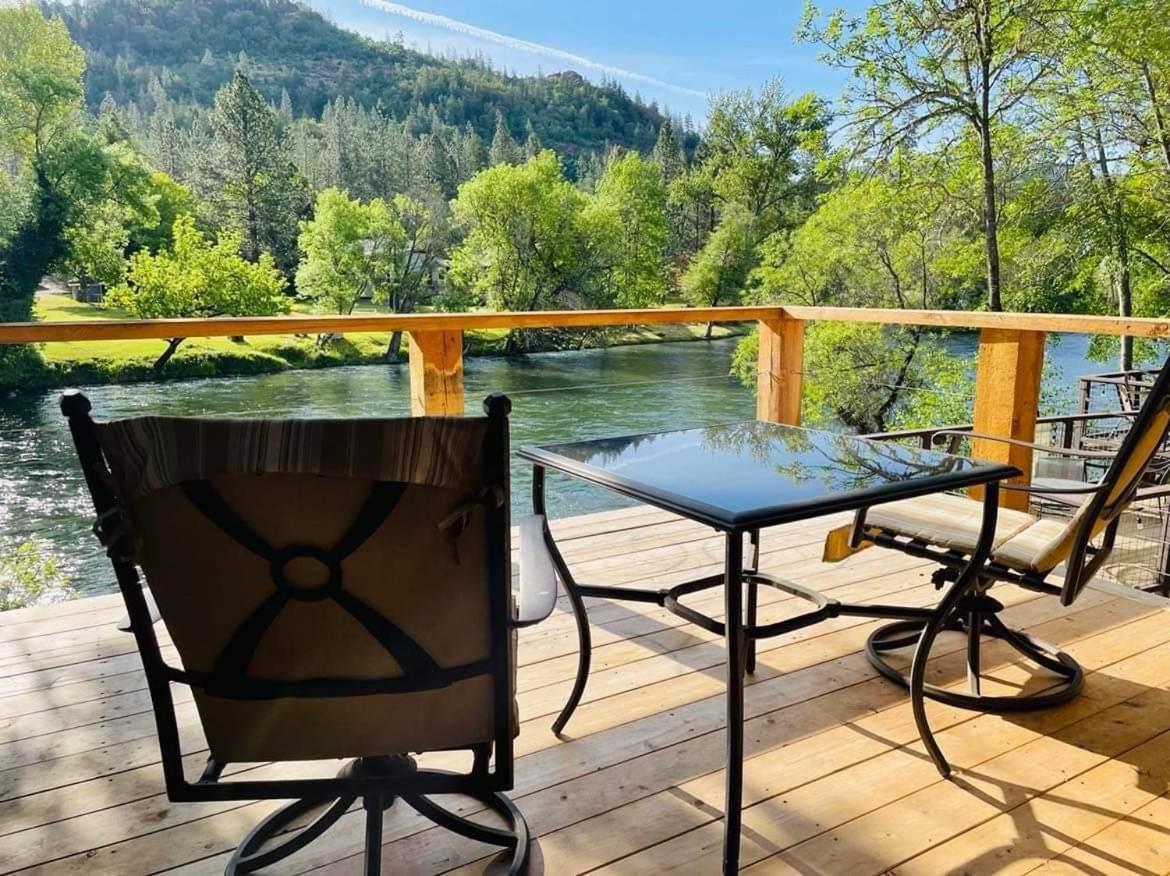 Riverfront Lodging Shady Cove Exteriör bild