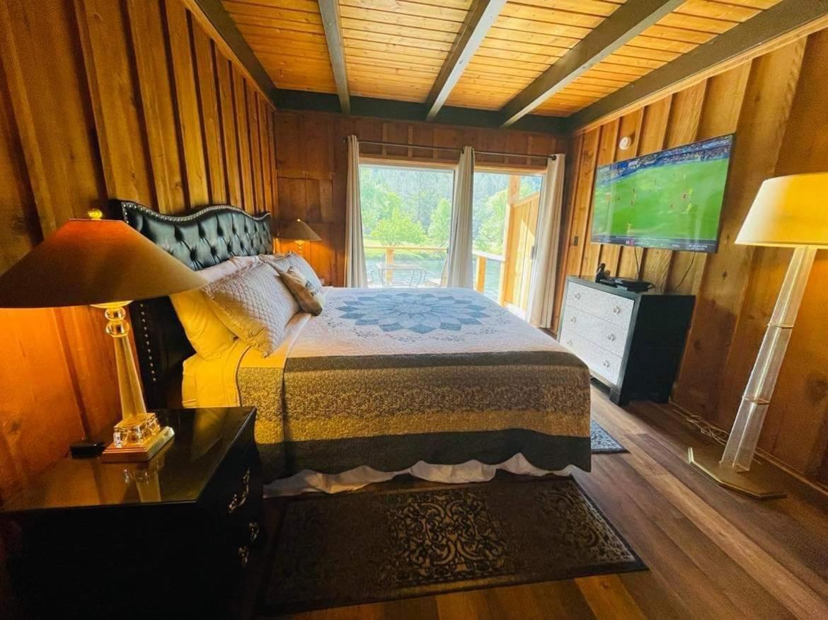 Riverfront Lodging Shady Cove Exteriör bild
