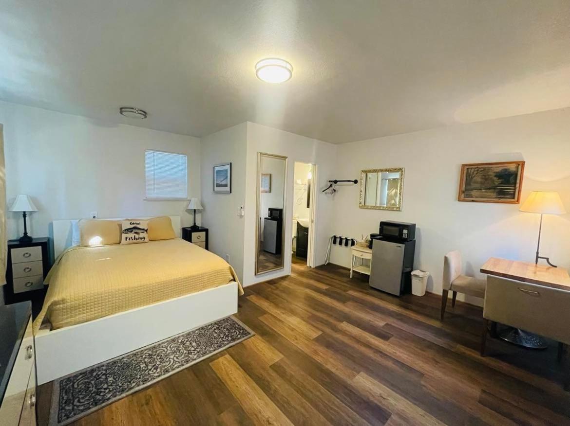 Riverfront Lodging Shady Cove Exteriör bild
