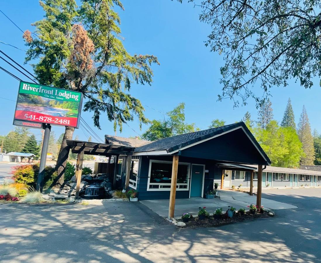 Riverfront Lodging Shady Cove Exteriör bild